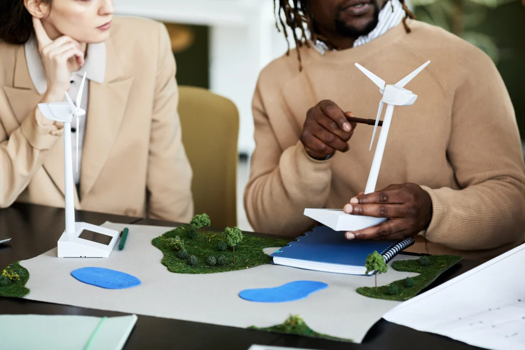 Reunión de expertos en consultoría ambiental para revisar estrategias de gestión de proyectos energéticos sostenibles y cumplimiento de normativas ambientales actuales.
