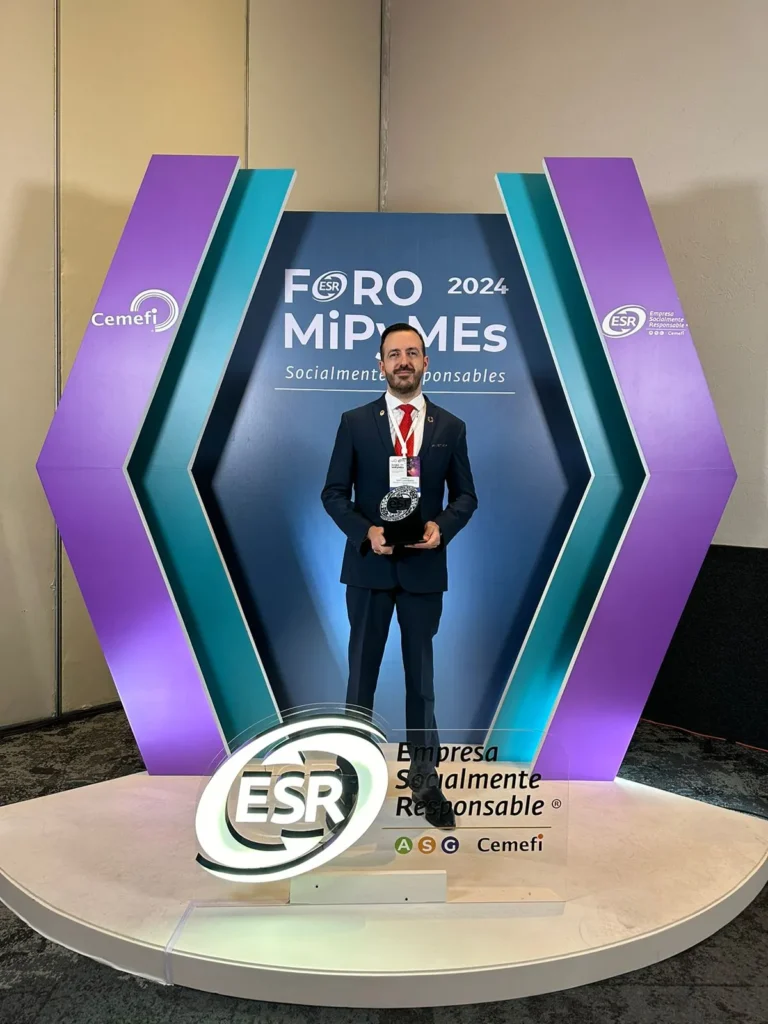 Reconocimiento en el escenario del FORO MiPymes 2024, destacando su participación en un evento organizado por Cemefi.