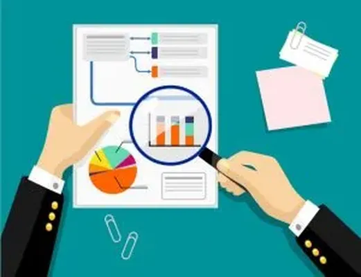 Manos analizando gráficas de barras y pastel con una lupa, actividad común al evaluar métricas dentro de un reporte de sustentabilidad.