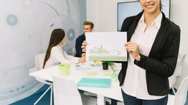 Una profesional presenta un gráfico sobre sostenibilidad corporativa, mientras explica qué es Ecovadis y cómo evalúa el desempeño ambiental de las empresas.
