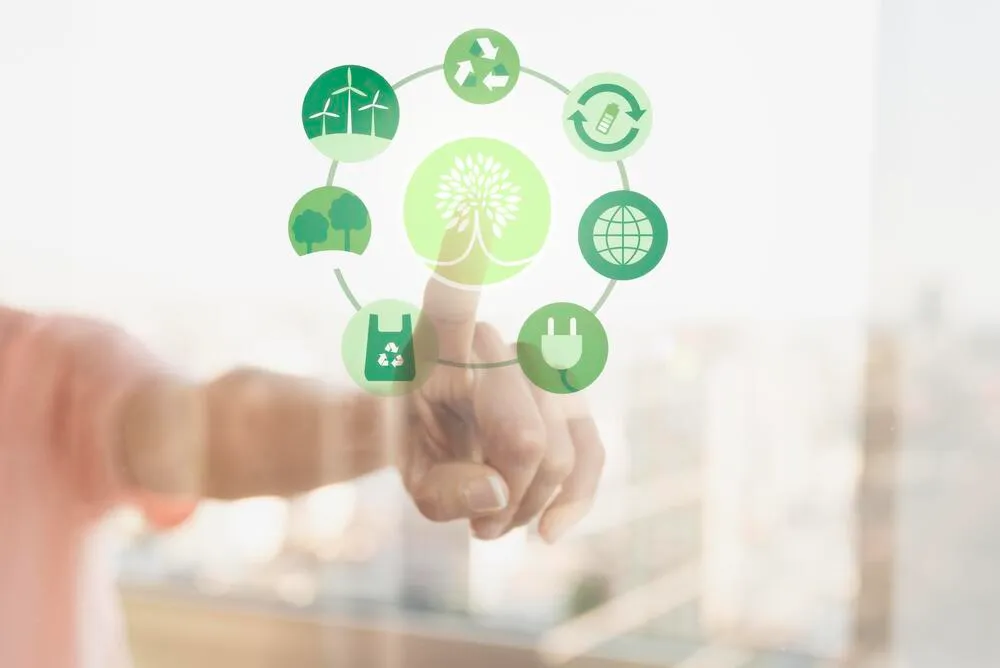 Una mano interactúa con íconos de energía limpia y medio ambiente, representando los objetivos científicos que promueve ¿Qué es SBTI?, en la gestión corporativa.