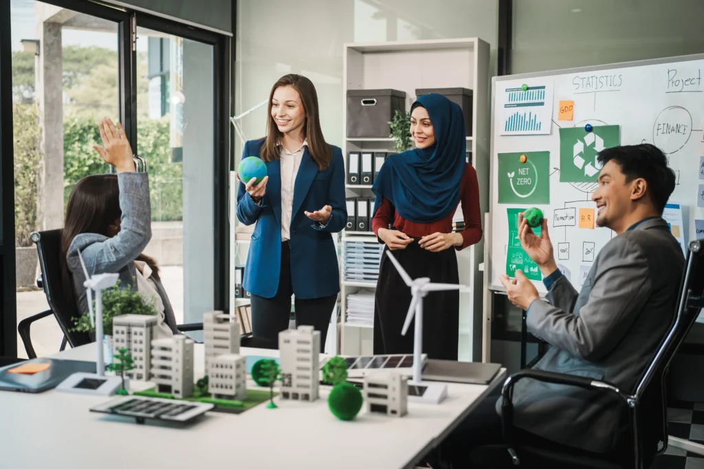 Un equipo en una sala de juntas en donde se pueden ver a todos felices por el resultado del software para sustentabilidad.