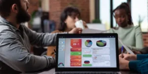 Enfoque en una computadora con datos negativos y positivos relacionados con los errores comunes que bajan tu score EcoVadis.