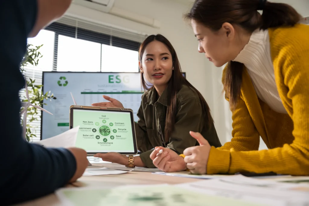 Junta checando que funcione de la mejor manera el software para sustentabilidad